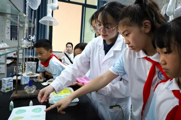 小朋友們在實驗室內動手實驗。重慶師范大學供圖 小朋友們在實驗室內動手實驗。重慶師范大學供圖